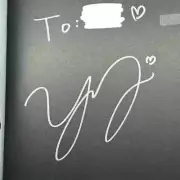 L'Seraphim Kazuha, Kim Chae-won, Hong Eun-chae, Heo Yun-jin, Sakura's autographe