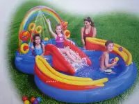在飛比找Yahoo!奇摩拍賣優惠-玩樂生活 INTEX57453 彩虹溜滑梯充氣戲水池 兒童遊