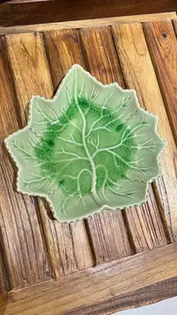 在飛比找Yahoo!奇摩拍賣優惠-泰國進口楓葉形瓷盤東南亞餐具餐盤果盤零食盤