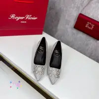 在飛比找Yahoo!奇摩拍賣優惠-代購Roger Vivier/rv女鞋 銀色方扣水鉆尖頭細跟