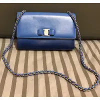 在飛比找蝦皮購物優惠-FERRAGAMO Medium Vara Flap Bag