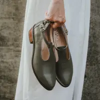 在飛比找樂天市場購物網優惠-KEIZU 好鞋好設計 | T字簍空 4公分木跟真皮鞋 娃娃