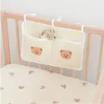 【寶寶小物】INS韓風嬰兒床邊收納袋(小熊刺繡 親膚 棉布 綁帶 尿布袋 多用途 床邊掛袋 嬰兒床收納)