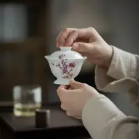 在飛比找蝦皮商城精選優惠-彌言釉上彩手繪蓋碗手工白瓷泡茶碗茶杯功夫茶具復古高足茶碗日式