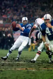 Quarterback Johnny Unitas Of The Baltimore Colts Drops Back 1971 NFL OLD PHOTO 3