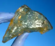 Libyan Desert Glass Meteorite Tektite impact specimen( 505 crt)Yellow Arrow Tool