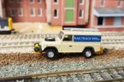 Land Rover Defender 110 Railtrack Railway Railer Repair 1:76 OO/00 Gauge Model