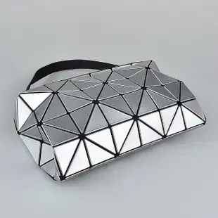 【ISSEY MIYAKE 三宅一生】BAO BAO ISSEY MIYAKE 三宅一生字母LOGO幾何格PVC 2X3拉鍊斜背包(銀)