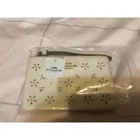 在飛比找蝦皮購物優惠-轉賣 COACH 雕花 手拿包～全新品