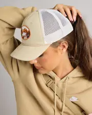 [Nike] Nike Women's Rise Outdoor Trucker Cap in Desert Khaki/White/Monarch Size Medium/Large M/L Desert Khaki/White/Monarch