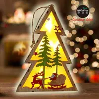 在飛比找ETMall東森購物網優惠-摩達客 木質製彩繪聖誕樹造型LED夜燈擺飾(麋鹿雪車款/電池