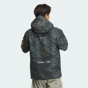 【adidas 愛迪達】外套 男款 運動連帽外套 風衣外套 防潑水 亞規 NATGEO RR JKT 迷彩綠 IS9511