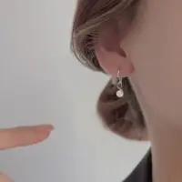 在飛比找momo購物網優惠-【KT DADA】小眾耳環 高級飾品 禮物 耳勾 純銀耳環 