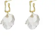 Fashionable and luxurious flower petal women's earrings, elegant and elegant earrings, high-end design and versatile earrings (1 pair, pure white)