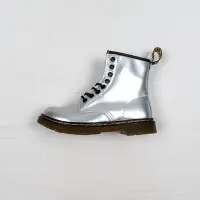 在飛比找Yahoo!奇摩拍賣優惠-Dr. Martens 1460 8孔 銀色 硬皮 短筒 經