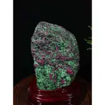 原石擺件 天然礦石 天然紅綠寶原礦石擺件 紅寶石晶體點綴在綠色的黝簾石上 顏色鮮艷。帶座高25×15×10CM 重6.2