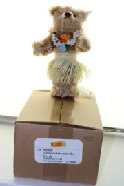 1998 STEIFF CU GATHERING HAWAIIAN GIRL BEAR GOLD 665653 #00285 of 550