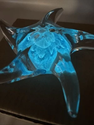 Vintage Dynasty Gallery Blue Glow in the Dark Glass Star Fish Paperweight W/Tags