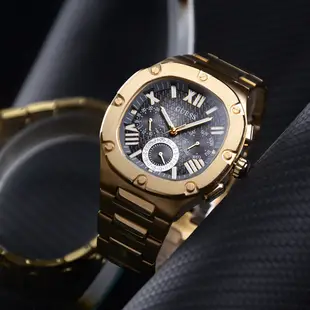 GUESS 手錶 | 金框 黑面 方型腕錶 三眼日期顯示 金色不鏽鋼錶帶 男錶 (GW0572G2)