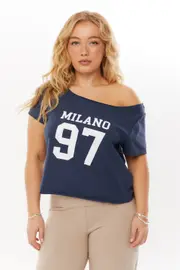 [Supré] Supré - Blake Off Shoulder Graphic Tee - Oxford navy/milano 97 S OXFORD NAVY/MILANO 97