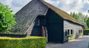 Posh Holiday Home in Alphen with bubble bath