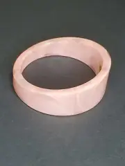 VINTAGE Pink LUCITE Marble Swirl Round BANGLE BRACELET Assemetric Hong Kong RARE