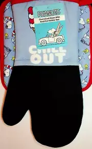 Peanuts Snoopy Chill Out Oversized Oven Mitt Potholder Set