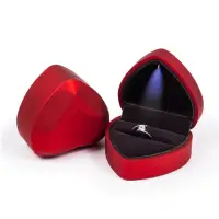 在飛比找momo購物網優惠-【心之所向】愛心造型LED燈求婚戒指盒(鑽戒盒 飾品展示盒 