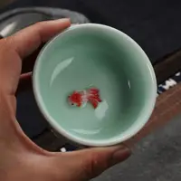在飛比找ETMall東森購物網優惠-宇軒 青瓷彩鯉魚杯 青瓷浮雕小魚杯品茗杯個人杯泡茶杯