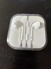Apple Wired iPhone / iPad / iPod Ear Buds w/ Case White 3.5mm