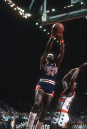 Garfield Heard Phoenix Suns shoots over Tom Henderson Washington B- Old Photo