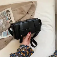 在飛比找蝦皮購物優惠-編織枕頭小方包  2022新款時尚PU腰包  手機包 簡約胸