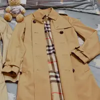 在飛比找PopChill優惠-[二手] Burberry 風衣外套