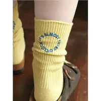 在飛比找蝦皮商城優惠-日本製 Tabio 靴下屋 英文圓形刺繡襪 多色