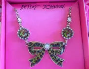 BETSEY JOHNSON VINTAGE RETRO LUCITE AND CRYSTAL LEOPARD PRINT BOW NECKLACE