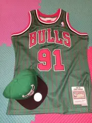 Men's DENNIS RODMAN Medium CHICAGO BULLS Mitchell & Ness SWINGMAN JERSEY & Cap
