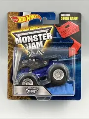HOT WHEELS 2015 MONSTER JAM TRUCK SON UVA DIGGER STUNT RAMP 1:64