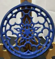 LE CREUSET ENAMELED COBALT BLUE ROUND 9" CAST IRON TRIVET NEW W/O TAG or BOX