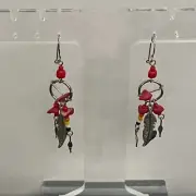 Aretes Artesanales Peruanos Con Pluma Metalica Y Cuentas Rojas - Hechos A Mano''
