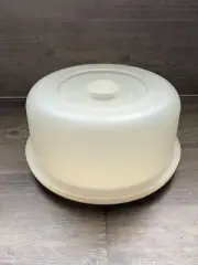 Vintage Tupperware 9” Round Cake Taker