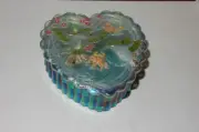 FENTON IRRIDIZED HUMMINGBIRD HEART SHAPED TRINKET BOX HAND PAINTED BEAUTIFUL