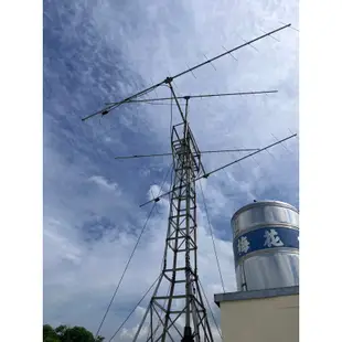 樓頂無線電通訊基地台。