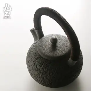 九土日式手工提樑燒水壺粗陶手工茶壺日式提梁煮茶壺家用耐熱大容量燒水壺明火茶壺陶瓷泡茶壺仿古茶壺茶具煮水陶壺CHR0563