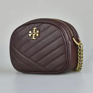 【TORY BURCH】TORY BURCH KIRA CHEVRON金屬LOGO斜紋絎縫設計羊皮拉鍊斜背包(紅酒棕)