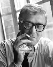 MICHAEL CAINE LEGENDARY ACTOR - 8X10 PUBLICITY PHOTO (RT568)