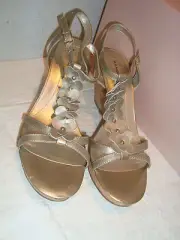 New Bandolino Womens Ninette Light Gold Wedge Sandals Shoes 10 Medium