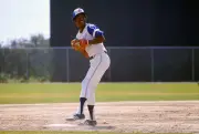 Jerry Royster Atlanta Braves in action at Major League Baseball s- 1976 Photo 3