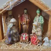 Nativity Set w/ 8 Piece glazed Figures and Wood Creche Manger 7” X 6.” - New