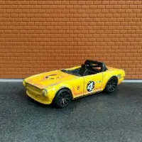 在飛比找蝦皮購物優惠-Hot Wheels Triumph TR6 壓鑄散裝垃圾