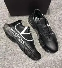 在飛比找Yahoo!奇摩拍賣優惠-Valentino 男士 黑色 休閒鞋 ❤️